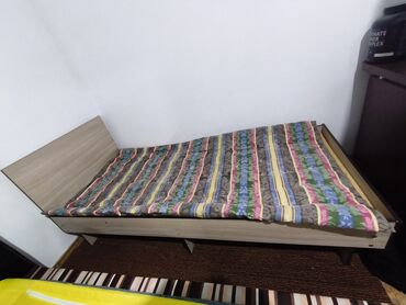 Стулья для кухни: Продаю кровать без матрац. цена 2000сом