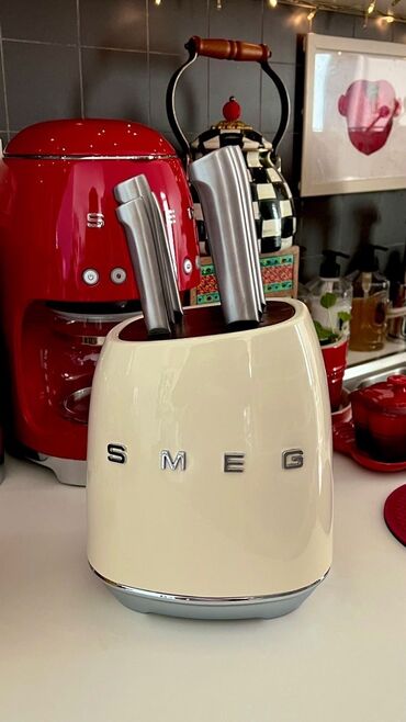 Ножи: Набор ножей от Smeg. 6 острых ножа + подставка. Очень удобная