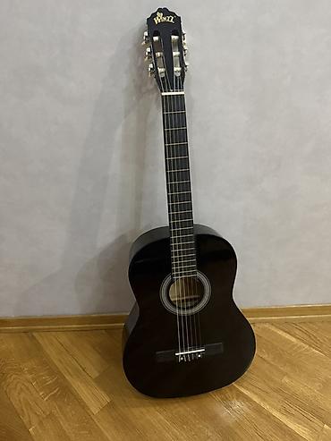 kitara: Winzz klassik gitara – 4/4 ölçü, qara parlaq korpus. Xüsusiyyətlər: - — 1