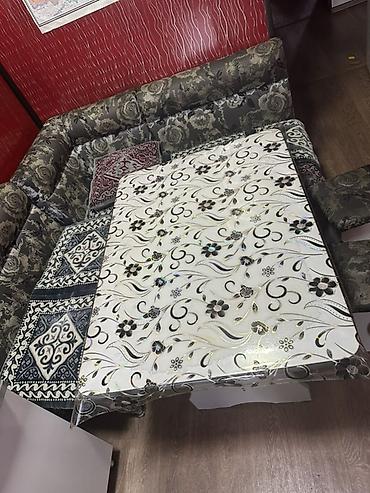 silver kitchen: Кухонный уголок с обеденным столом и системой хранения. - — 1