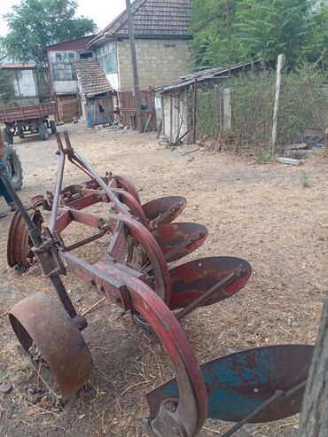 Kotanlar: Bu kənd təsərrüfatı kotanı torpağın şumlanması üçün nəzərdə