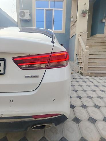 Kia: Kia K5 sedan – ağ rəng, 4 qapı, ön çəkiş. Geniş və komfortlu salonlu — 10