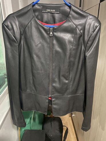 детская кожанная куртка: Кожаная куртка Zara размер 42-44, короткая б/у в отличном