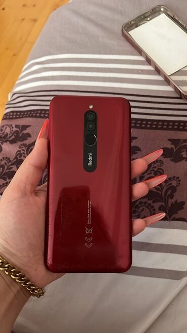 телефон fly iq4514 evo tech 4: Arxa tərəfində iki kamera və barmaq izi skaneri olan qırmızı rəngli
