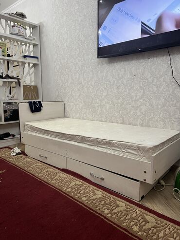 Односпальные кровати: Кровать 2 шт есть с матрасом по 2400 сом каждый если пару возьмете за