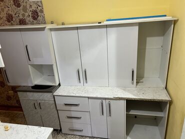белая садовая мебель: Продаем кухонный гарнитур. 
Длина 2.10, в хорошем состоянии