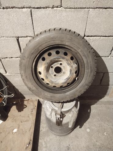 шины с дисками на 14: Шина 185/60R14 с шипами на стальном диске. Подойдет для использования