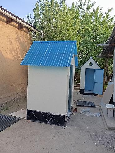 Уличный туалет: - Наружный туалет, - Конструкция: каркасная, с двускатной крышей. - — 2