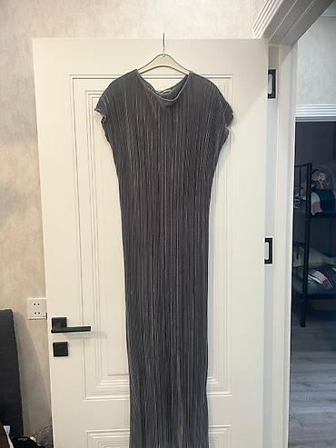Личные вещи: Qara-boz rəngdə, metalik parıltılı pliseli maxi don. Xüsusiyyətlər: - — 2