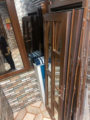 Qapılar və aksessuarlar: 2 yeni qapi istifade olubmuyub evi yeniden remont edende cixarilib 2si