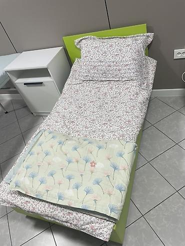 Односпальная кровать с изголовьем, ярко‑зелёный корпус. В наличии