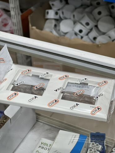 меняю на 07: Рамка тройная VIKO (белая) - Оригинальная рамка для установки трех