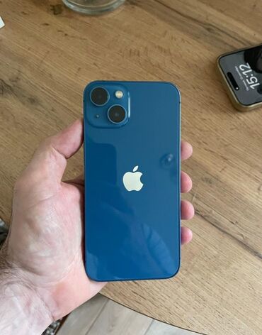 Apple iPhone: IPhone 13, Б/у, 128 ГБ, Голубой, Зарядное устройство, Чехол, Коробка, 88 %