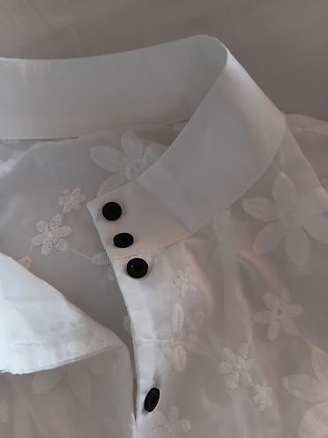 35: Bela ženska bluza sa kratkim rukavima i reljefnim cvetnim vezom po — 5