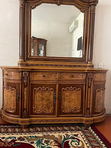 komotlar: Klassik qonaq otağı mebel dəsti – güzgülü komod və vitrin şkafı - — 1