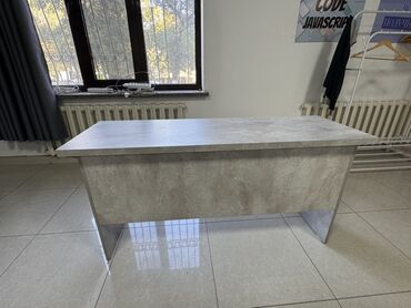рабочий письменный стол: Кеңсе үчүн үстөл, Жөндөлбөй турган, түсү - Боз, Тик бурчтуу, ЛДСП