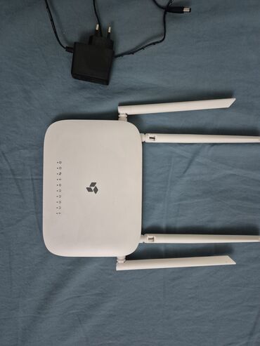 мадем для вай фай: Wi‑Fi роутер с четырьмя внешними антеннами и блоком питания в