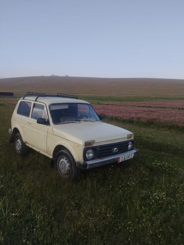 бронированный авто купить: Бежевый внедорожник LADA Niva 4x4, оснащенный багажником на крыше