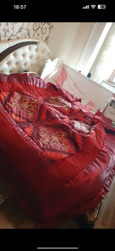 qız üçün yataq: Örtük rəng - Qırmızı
