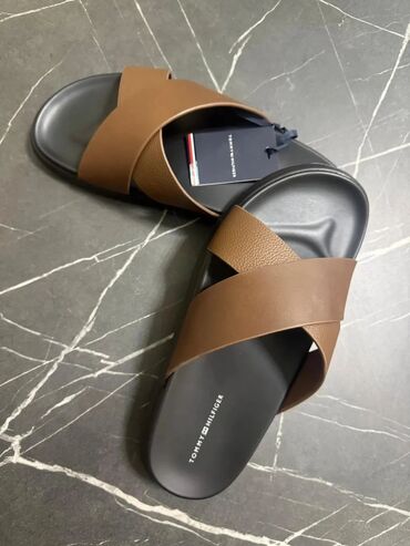 Qadın geyimləri: Tommy Hilfiger brendinin dəri qayışlı, çarpaz dizaynlı tərlikləri