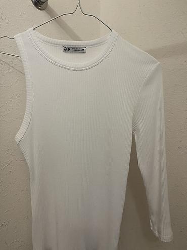 Искусственные цветы: Zara asimetrik kollu tişört 
Az geyilib


#zara — 5