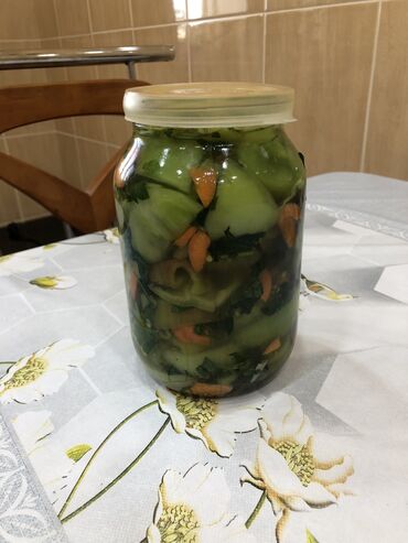 Sifarişlə hazır yeməklər: Terkibi coy pamidor,kök, bibek,sarimsaq,sirke,ceferinane dadi eladi👍