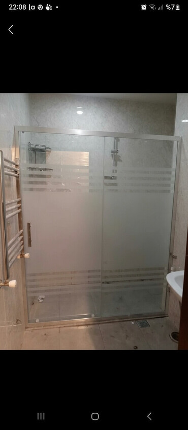 hamam ucun moydadir: Gümüşü rəngli alüminium çərçivəli, şüşəsi mat və zolaqlı duş kabinəsi