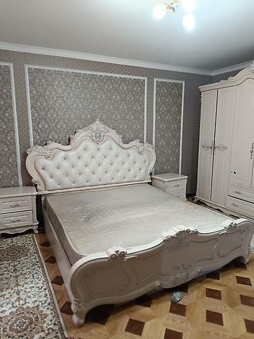 Спальные гарнитуры: Спальный гарнитур в классическом стиле, цвет айвори с патиной и резным — 4