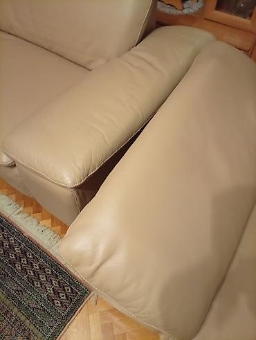 Sofe i kaučevi: Kožna dvosede/sofa – bež/peščana boja . DVA TROSEDA — 4