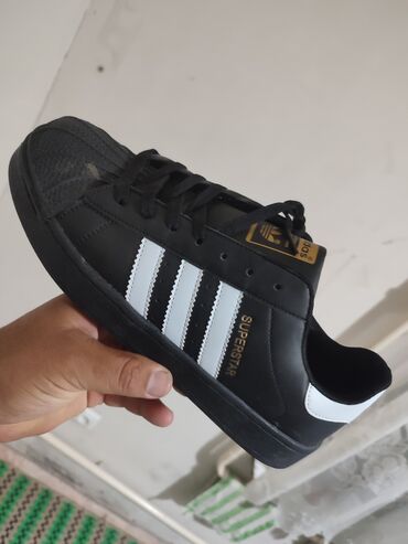 Спорттук бут кийим: Черные кроссовки Adidas Superstar с тремя белыми полосками по бокам