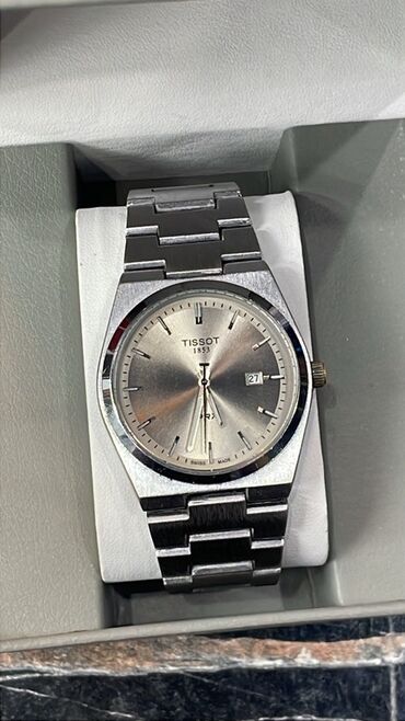 браслет телефон: Классические мужские часы Tissot с кварцевым механизмом, выполненные в