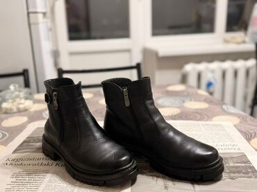 берцы лова зимние: Женские зимние сапоги из натуральной черной кожи. - Высокий силуэт до