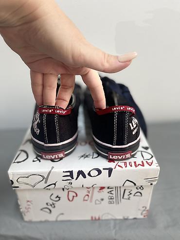 qara ayaqqabılar: Levi’s unisex krossovkaları - Model: Levi’s Original (ağ iz tikişli — 2