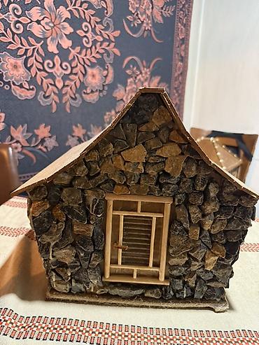 Figurice i makete: Ručno rađena maketa kamene kućice sa dvorištem - Detaljna maketa kuće — 2