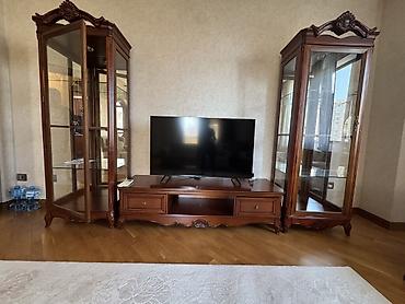 salon mallar: Klassik üslubda qonaq otağı üçün mebel dəsti Tərkibi: - 2 ədəd şüşə — 1