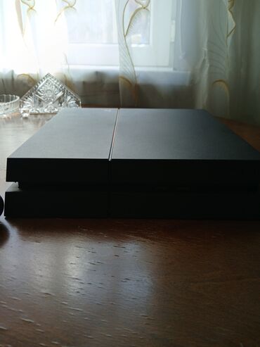 Sony PlayStation 4 videooyun konsolu klassik qara rəngdə təqdim