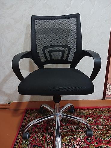 Erqonomik ofis kreslosu – mesh arxa dayaqlı, qara rəng