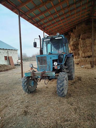 lapet qosqu: Kənd təsərrüfatı üçün universal təkərli traktor - Kabinli, iki qapılı — 1