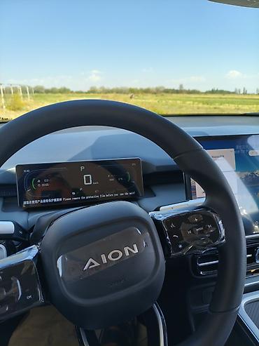 крылья: Электромобиль GAC Aion Y Plus, белый кроссовер. Запас хода 510км — 8