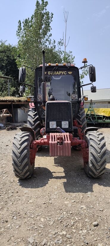 Çaydanlar: MTZ Belarus 892 modeli qırmızı rəngdə, kənd təsərrüfatında və digər