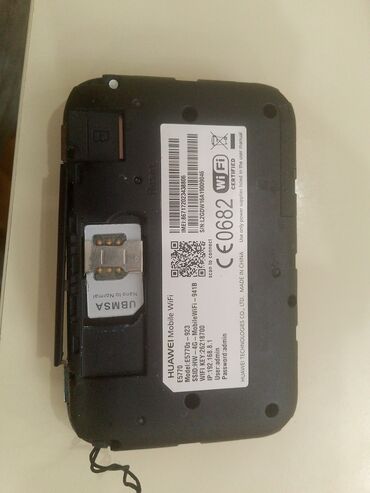 gigamax internet: Huawei E5770s-923 modeli mobil WiFi hotspot. Bu cihaz istifadəçilərə