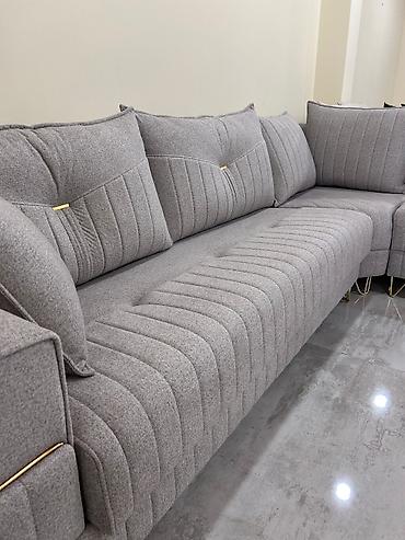 Divanlar: Açık boz rəngli parçadan hazırlanmış künc divan. Müasir dizaynı ilə — 2