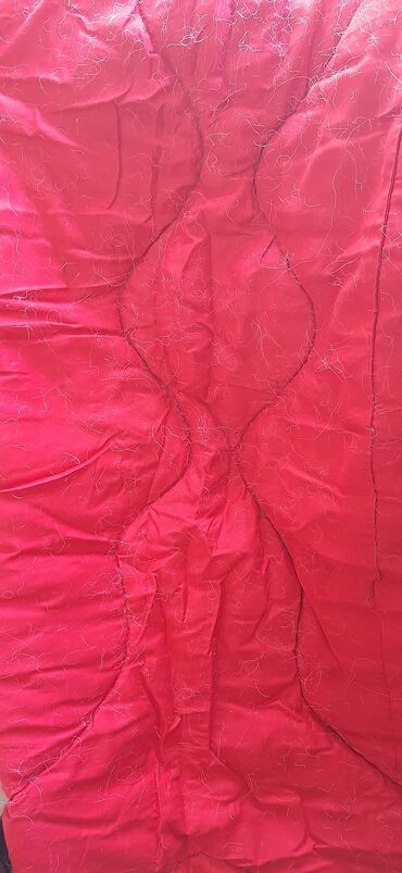 Постельное белье: Продаю одеяло одеяло красное, стеганоенаполнение шерсть, размер