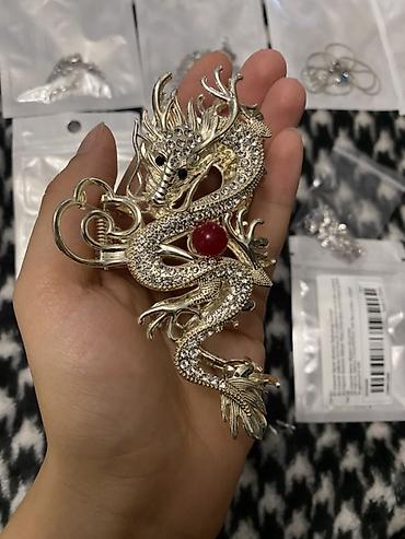 Наборы украшений: Набор аксессуаров и брелоков Состав: - Металлическая брошь в виде — 4