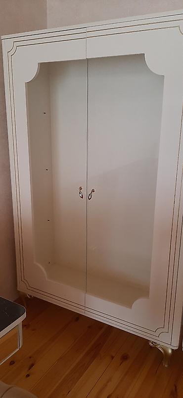 vitrin panel: Ağ rəngli vitrin şkaf - Klassik üslubda, qızılı xətli dekor və qızılı — 1