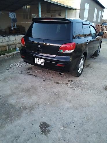misin: Mitsubishi universal kuzovlu minik avtomobil. Qara rəngdə olan bu — 1