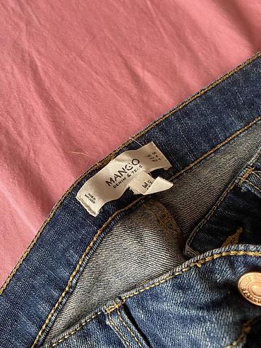 Cinslər: MANGO Denim & Tees qadın cins şalvarı - Rəng: klassik tünd-mavi — 1