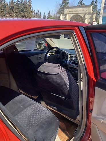 kia rio satışı: Kia Rio hatchback (qırmızı rəng), 5 qapı, AZ dövlət nömrə nişanı — 5