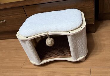 кошачий дом: Уютный домик-когтеточка для кошек, выполненный в светлых тонах