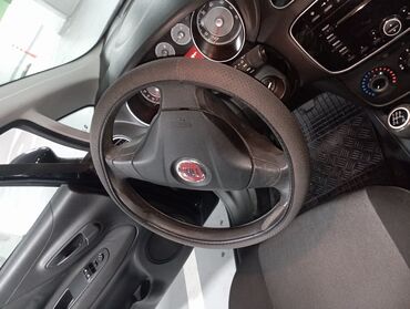 Fiat: Unutrašnjost automobila Fiat hečbek, sa tamnom unutrašnjošću i — 8